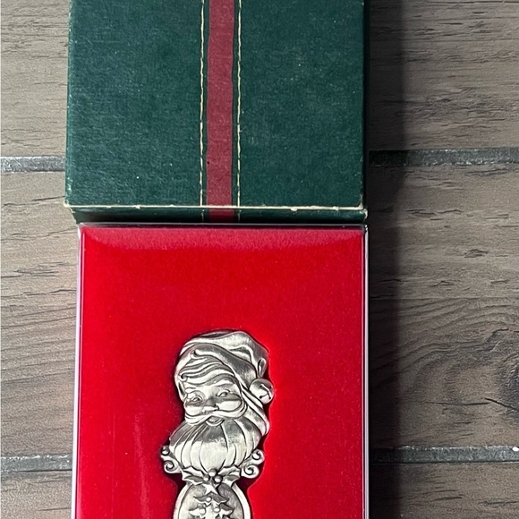 Longaberger Vintage Pewter 2001 Santa Key Christmas Ornament With Christmas Tree - Picture 2 of 3
